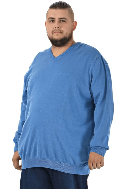Полный мужчина в голубом пуловере