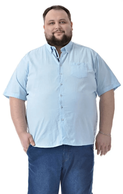 Мужчина с лишним весом в голубой рубашке и джинсах