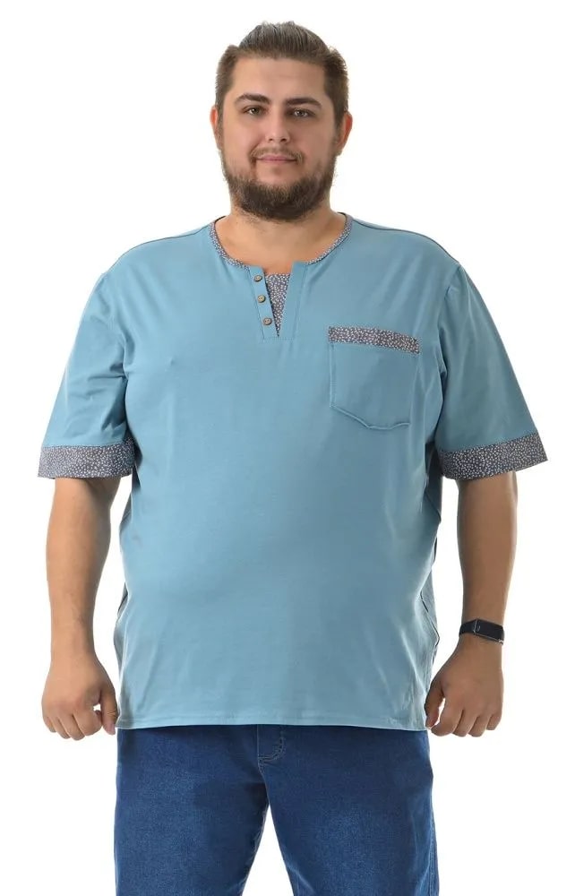 Мужчина в модной футболке голубого цвета