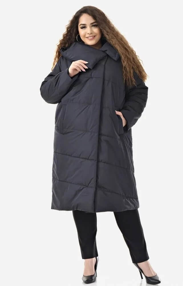 Девушка в удлиненной черной зимней куртке
